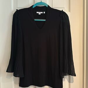 New with tag Chico’s black size 0 pleated sleeves tee